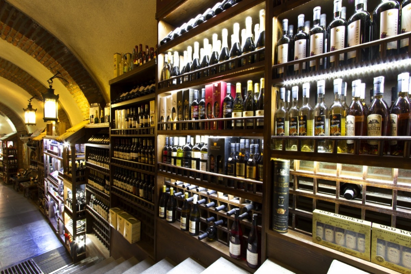 vente-LA MOTTE-min_world_street_travel_shop_canon_georgia_wine_bottles-429767